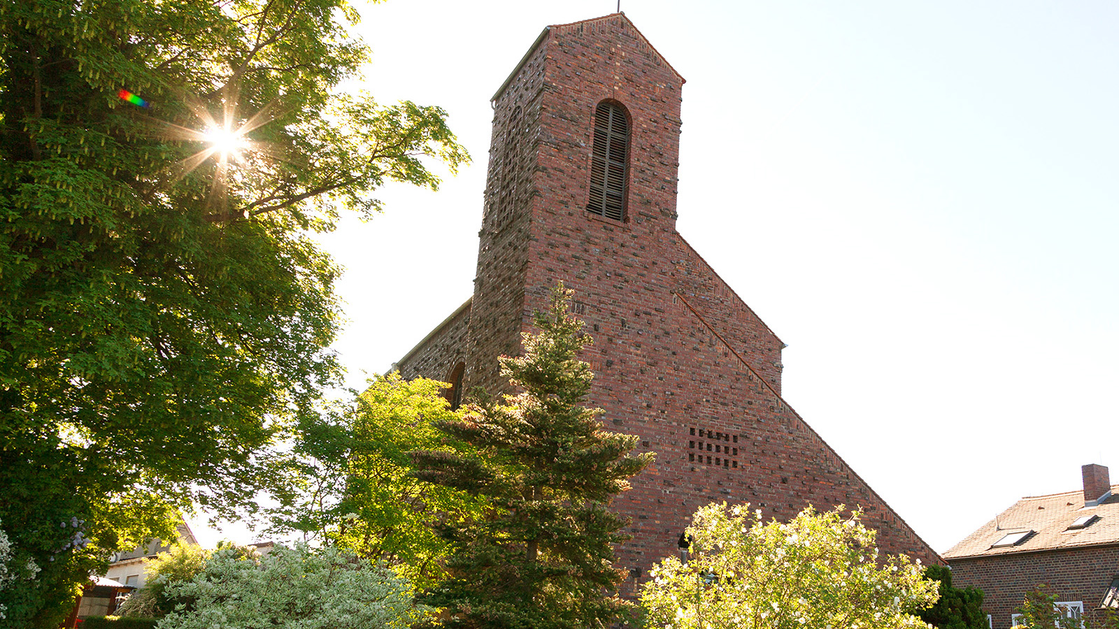 Kreuzkirche im Sonnenschein